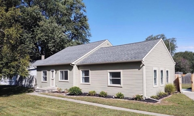 Frenchtown Township Haus | Charming 3-bedroom house in pleasant Monroe with WiFi, and A/C