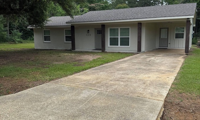 Fisher Haus | Charming 3-bedroom house with AC, WiFi in wonderful Many