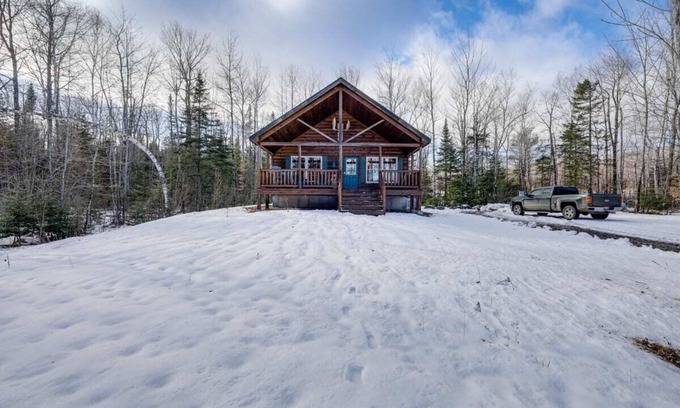 Bradford Kabine | Charming 3-bedroom lodge with WiFi, AC in serene Bradford on trout pond.