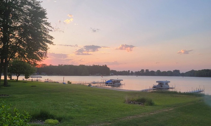 Coral Haus | Charming 3-bedroom Tiny slice of Paradise on Cowden Lake