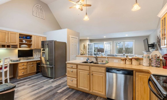 Flushing Township Haus | Charming 3-bedroom townhome 5024 Meadowbrook