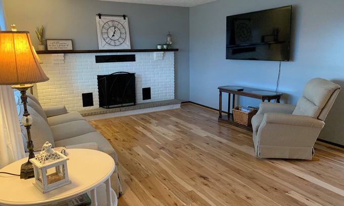 Millersburg Haus | Charming 3-bedroom house with WiFi and AC in the heart of Walnut Creek.