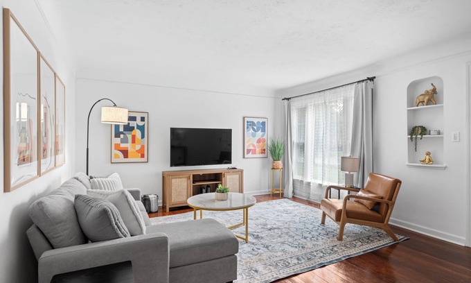 Cleveland Heights Haus | Charming 3-bedroom house with WiFi and AC in South Euclid near Cleveland Clinic