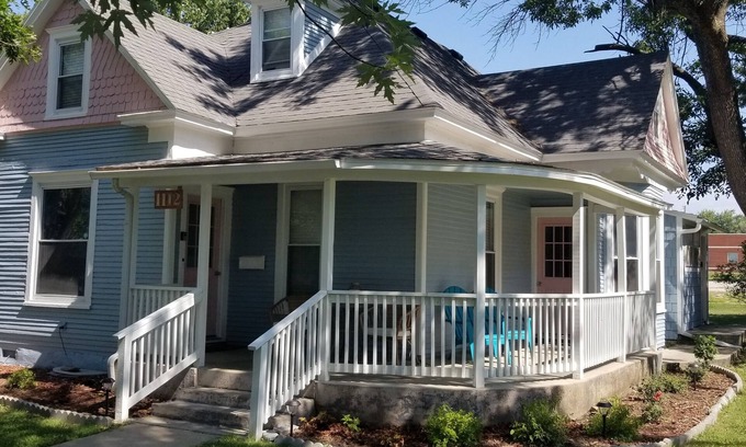 Humboldt Haus | Charming 3 BR cottage in Humboldt - blocks from DT