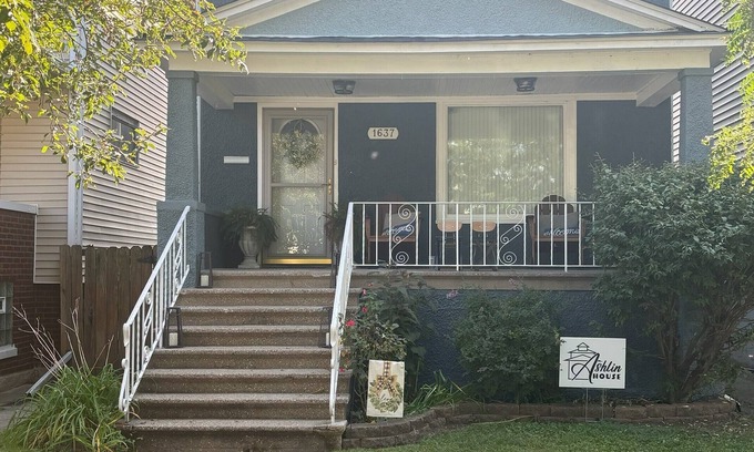 Whiting Haus | Charming 3-BR home on a cobblestone street near the Lake Michigan lakefront.