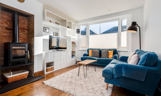 Oxford Haus | Charming 3 BR House - Garden Parking Near CS Lewis Park