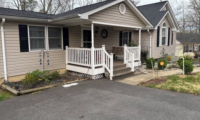 Chesapeake Ranch Estates-Drum Point Haus | Charming 3BR - 2BA Comfy Home Near Beach, fun & relaxation-Perfect Getaway Spot!