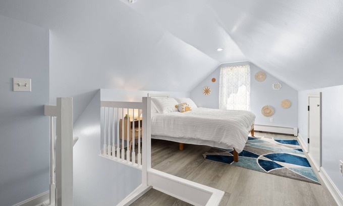 Pawcatuck Wohnung | Charming 3BR Apt 1 Mile From Downtown Westerly. Short Drive to Mystic & Casinos.