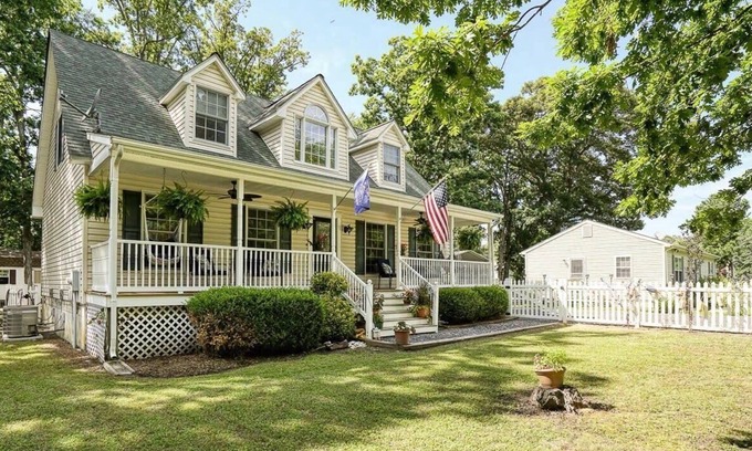 Tilghman Haus | Quaint Tilghman Island home