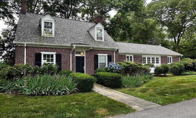 Chesapeake City Hütte | Charming 4-Bedroom Cottage - Vineyard Views & Waterfront Tasting Room & Resort