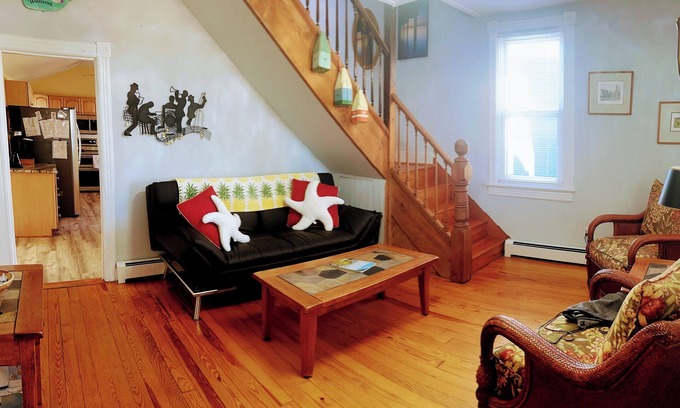 Issue Hütte | Charming 4-bedroom, 2-bath cottage, dog friendly, AC, WiFi, 1 block to beach