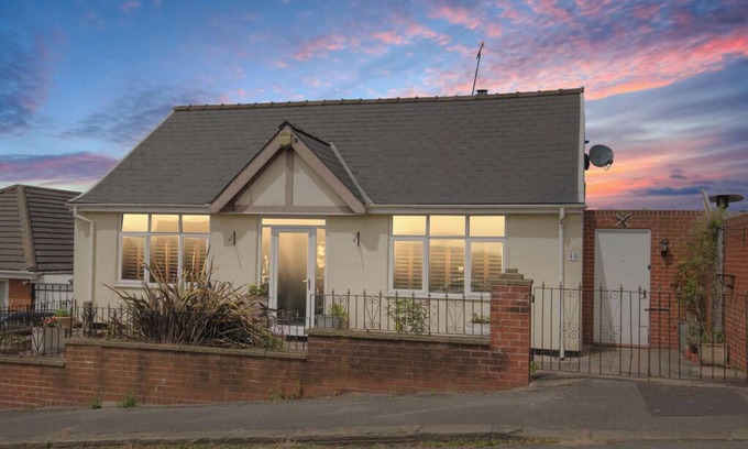 Chesterfield Haus | Charming 4-Bedroom Bungalow, Lush Garden, and Stunning Views – Perfect Location