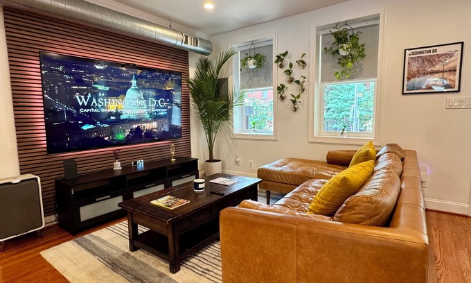 Stanton Park Haus | Charming 4-bedroom house with WiFi and AC in enchanting Washington