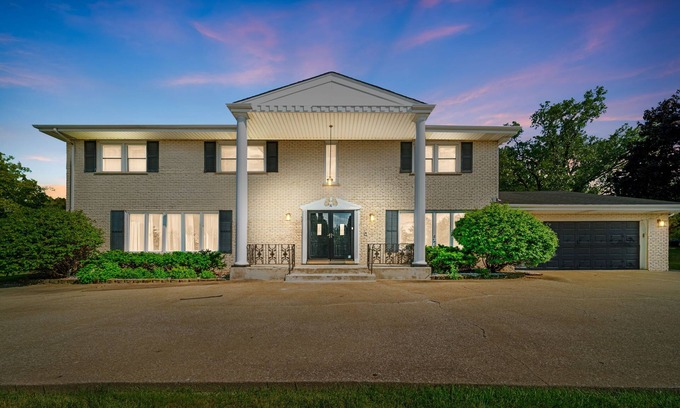 Oak Brook Haus | Charming 4-bedroom house with WiFi, AC in upscale Oak Brook,near Oak brook mall