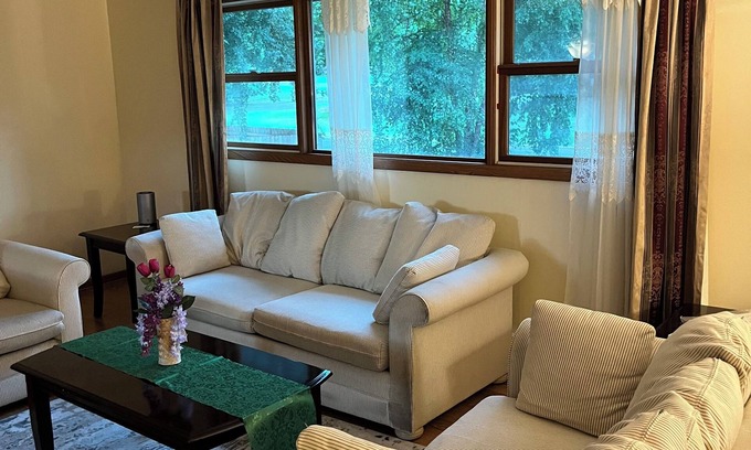 Golden Valley Haus | Charming 4-bedroom house with WiFi and AC in gorgeous Minneapolis