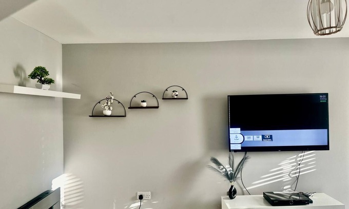 Bilston Haus | Charming 4-BR Home: Garden, Park, and Peaceful, Secure Living Await!