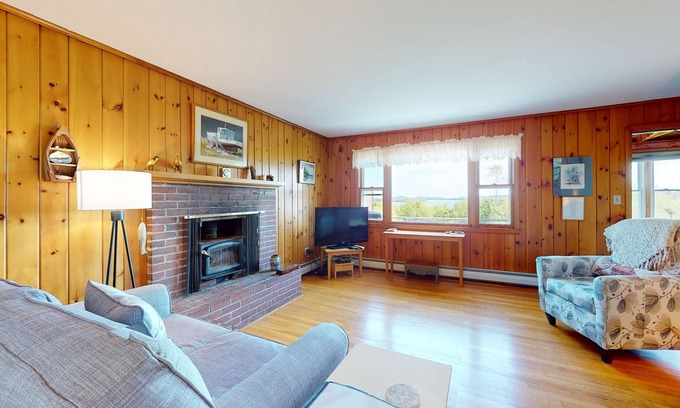 Castine Hütte | Charming abode with water views, updated kitchen, & internet - dog-friendly