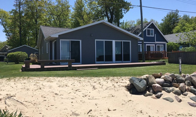 Port Austin Hütte | Charming and Cozy Lake Front Cottage on Private Beach