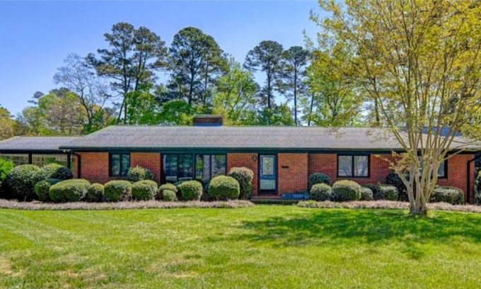 Jamestown Haus | Charming and Spacious 8BR/5BA Home in Jamestown
