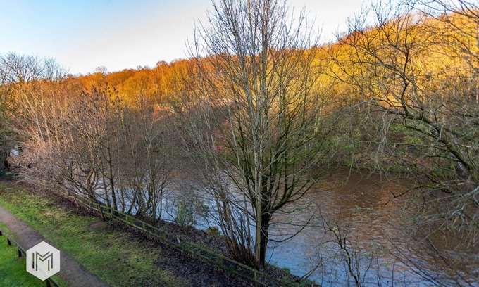 Little Lever Wohnung | Charming Apartment with River Views