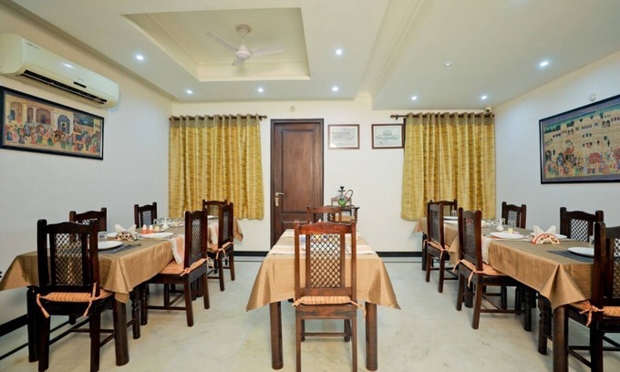 Basai Haus | Charming B&B with WiFi and AC in Wise Villa Agra 2