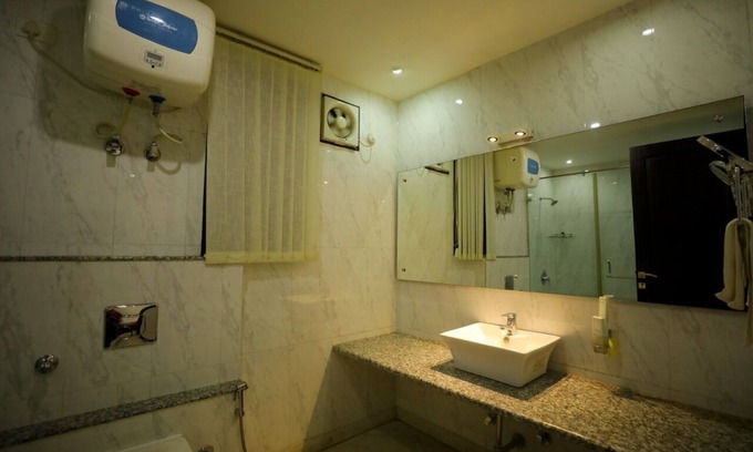 Basai Haus | Charming B&B with WiFi and AC in Wise Villa Agra 4