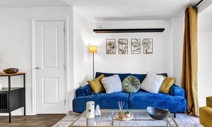 Basildon Haus | Charming Basildon Retreat with Private Garden & Free Parking