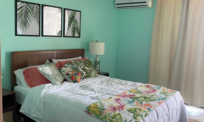 Discovery Bay Eigentumswohnung | Charming beach front condo, Freeport ,Coral Beach, with AC/WiFi, salon/spa, pool