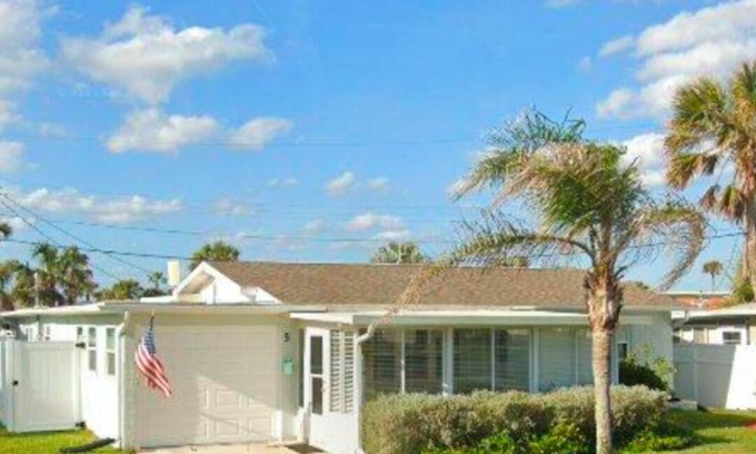 Glenwood Haus | Charming beach house in Ormond By The Sea. Third house from the beach. 2B/2B