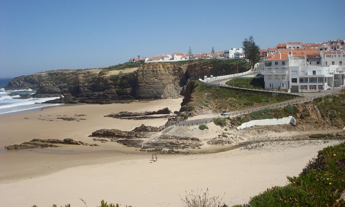 Zambujeira do Mar Wohnung | Charmant, direkt am Strand mit großem Sonnendach und Blick auf den Strand