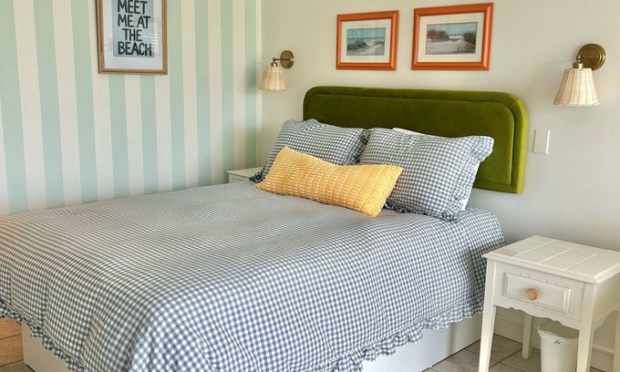Atlantic Beach Eigentumswohnung | Charming Bogue Shore Condo #127- Renovated, across from beach access