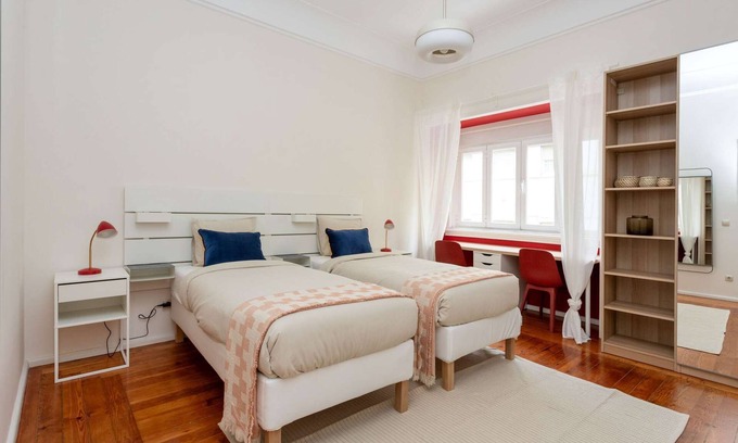 Alto do Pina Wohnung | Charming Bright Room | Shared Apartment