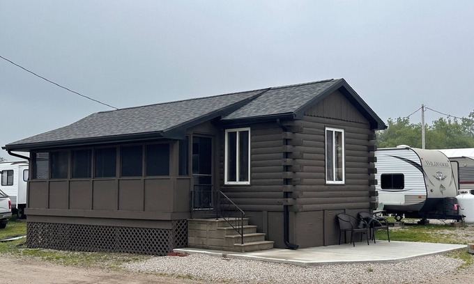 Oak Harbor Kabine | Charming cabin At Magee East Marina & Campground