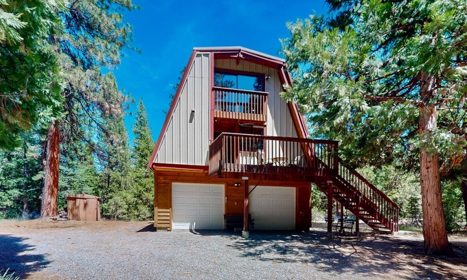 Blairsden-Graeagle Kabine | Charming Cabin with Deck and Yard Games and Mountain Views