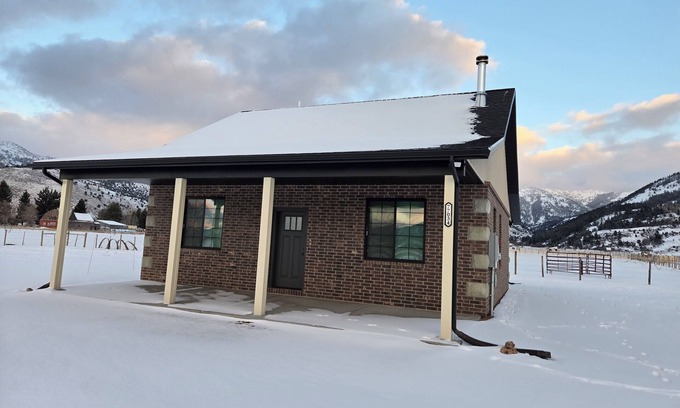 Geneva Haus | Charming cabin with WiFi - perfect for a cozy getaway