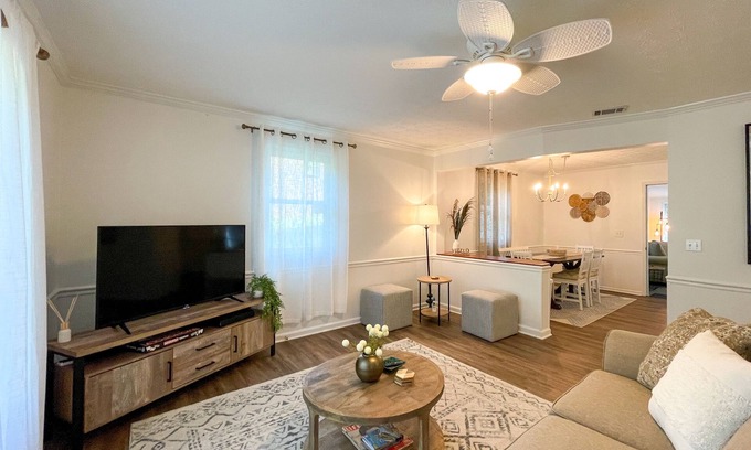 Acworth Haus | Charming Cat Cottage by Walking Trails - Near DWTWN Acworth - Kid Friendly