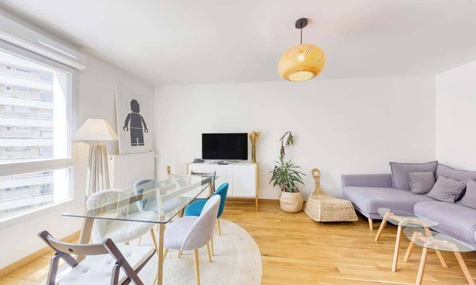 Levallois-Perret Wohnung | Charming central apartment with Balcony and City View