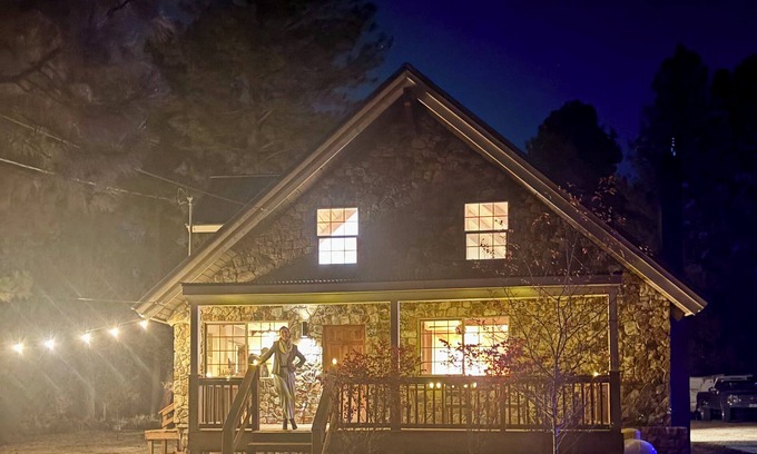 Deschutes River Woods Haus | Charming chalet in Bend Oregon