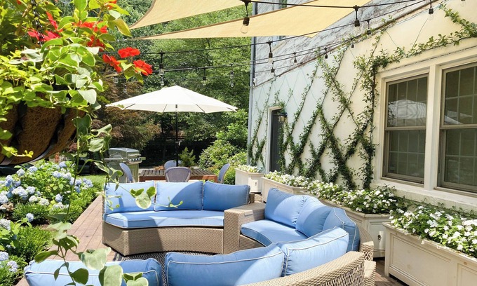 Lake Barcroft Haus | Charming chateau - huge yard close to DC