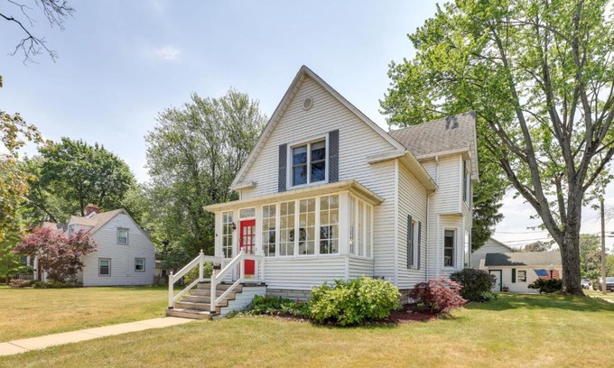Chesterton Haus | Charming Chesterton Home with Idyllic Location!