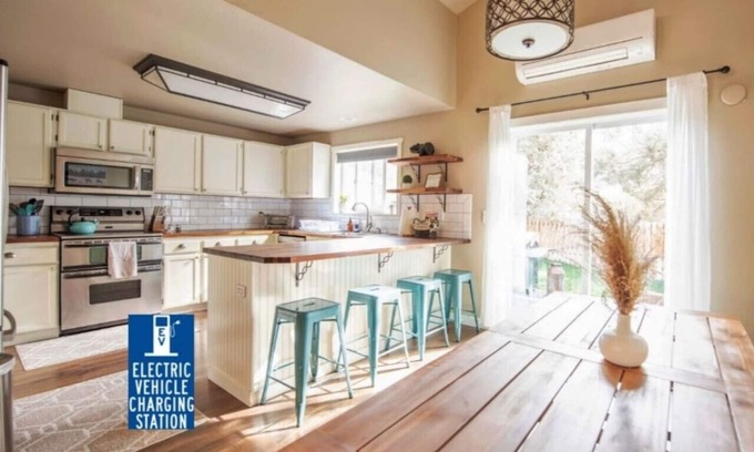 Mountain View Haus | Charming & CLEAN 4Bed Family Home w/ 2 En Suites