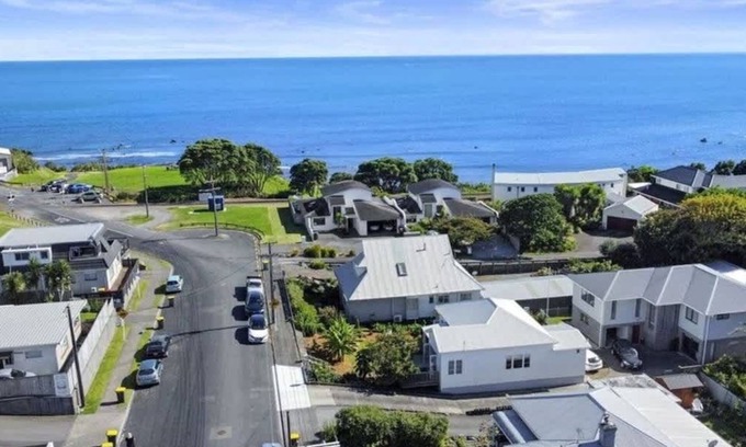 New Plymouth Hütte | Charming Cottage - with deck & beach access