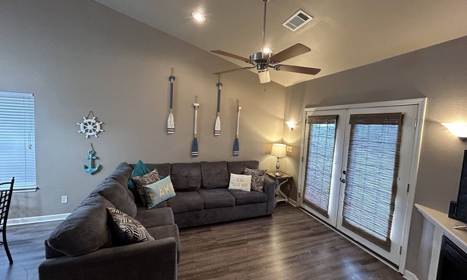 Mid America Eigentumswohnung | Perfekt gelegene Wohnung: Lake, Oaklawn, Downtown
