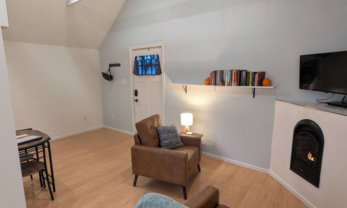 Northeast Neighbors Hütte | Charming Cottage in Central Salem