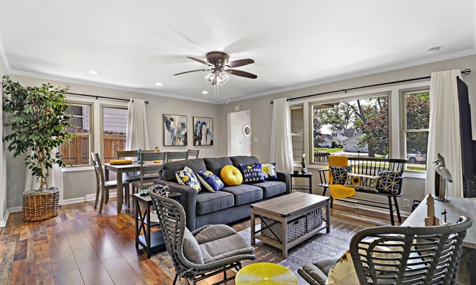 Salem Lakes Haus | Charming Cottage - Lake access steps away ! 2 King beds / 1 Queen Sleeper Sofa