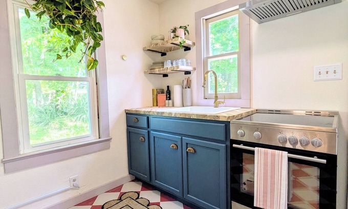 Waynesville Hütte | Charming Cottage with a View. Low Cleaning Fee. Close to Fort Leonard Wood.