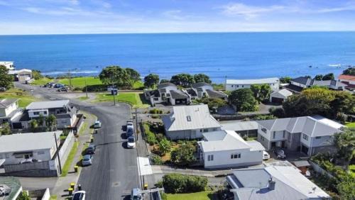 New Plymouth Haus | Charming Cottage - with deck & beach access