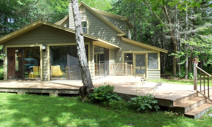 Weld Haus | Charming Cottage with Deck and Lakefront