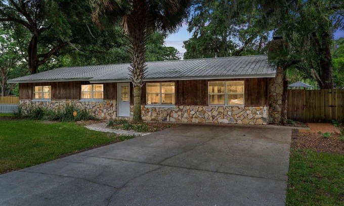 Fellowship Haus | Charming Cottage With Pool Table 15 Min From WEC