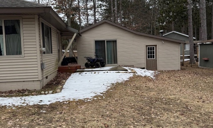 Higgins Lake Hütte | Charming Cottage with AC 2 minute walk from Higgins Lake!